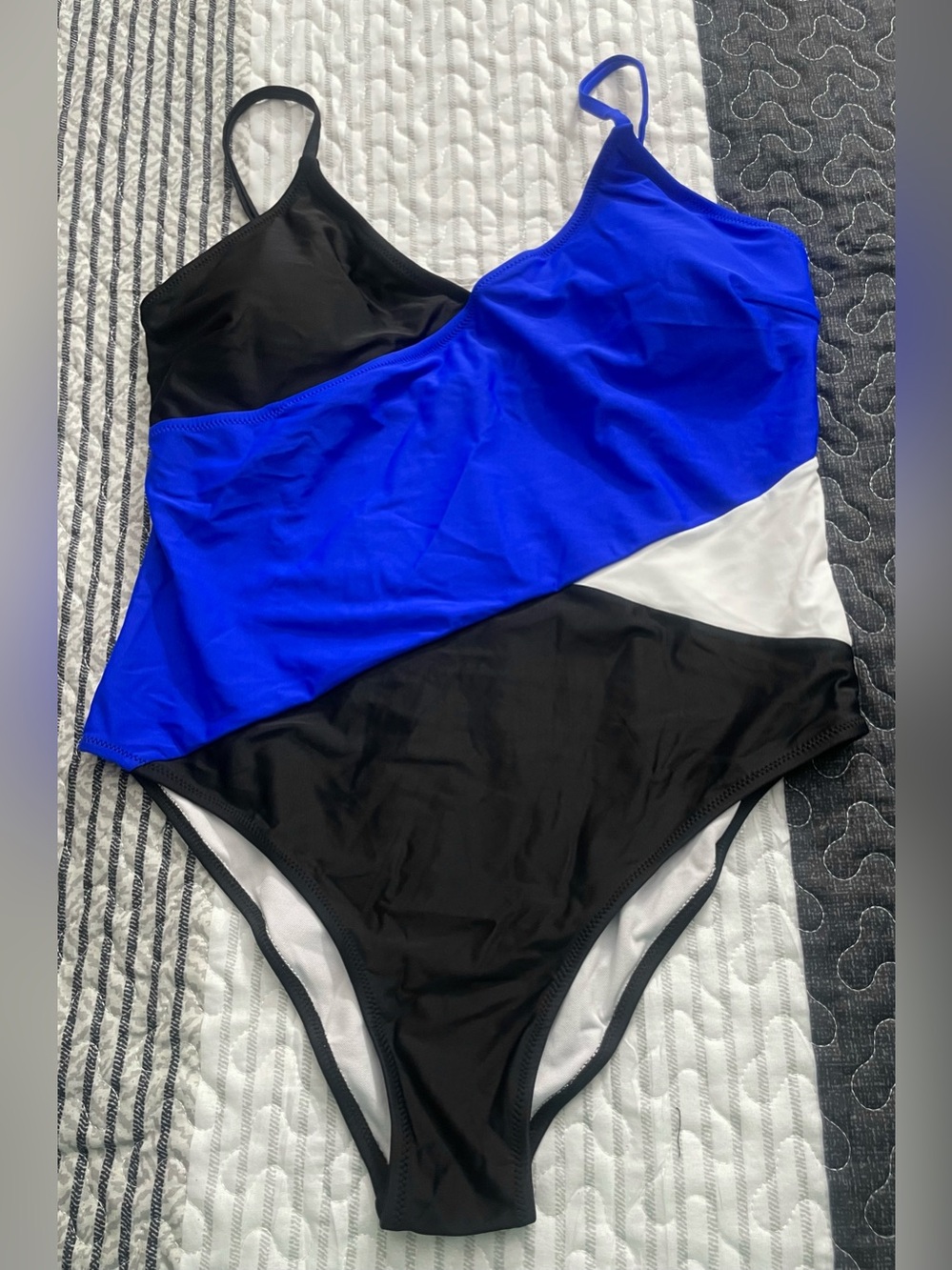 Amazon Women’s One-Piece Swimsuit in Black, Blue, White Colorblock - NWOT- XL